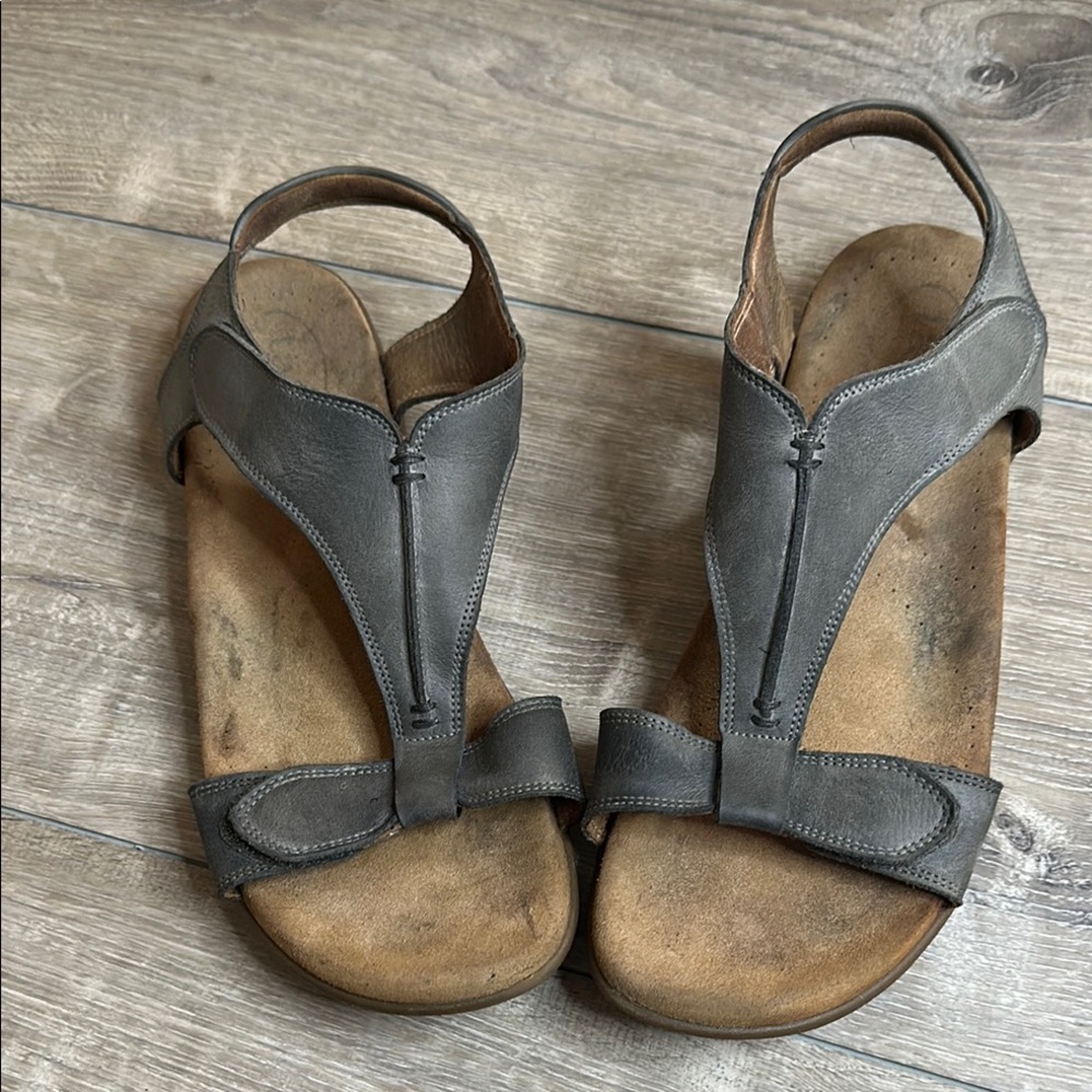 Taos Women's Gray Leather Sandals